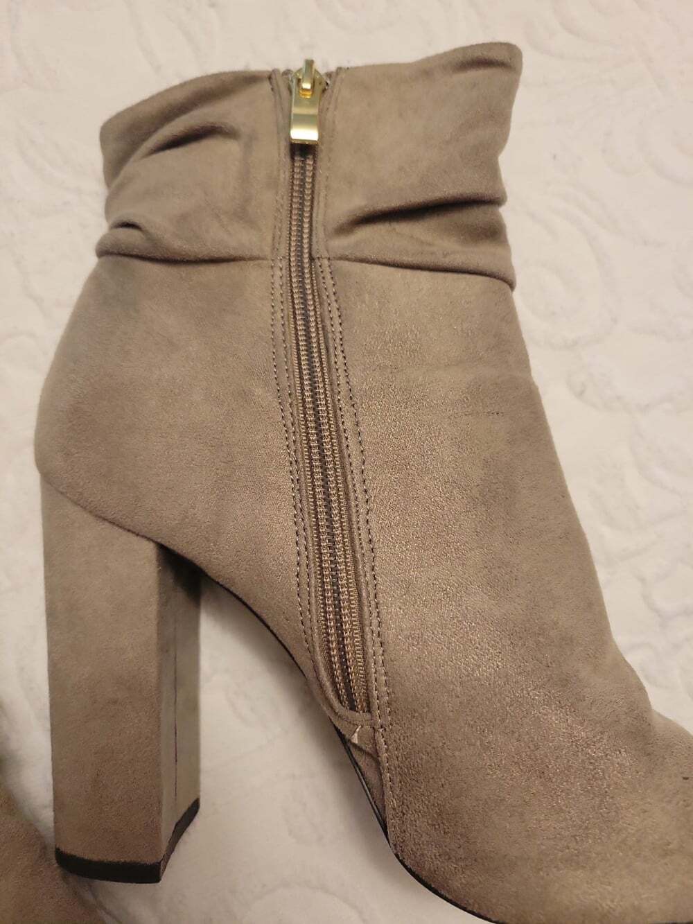 Qupid ankle BOOTS sz 8 beige Grey faux suede, side zip, pointed toe 4" - Picture 2 of 8